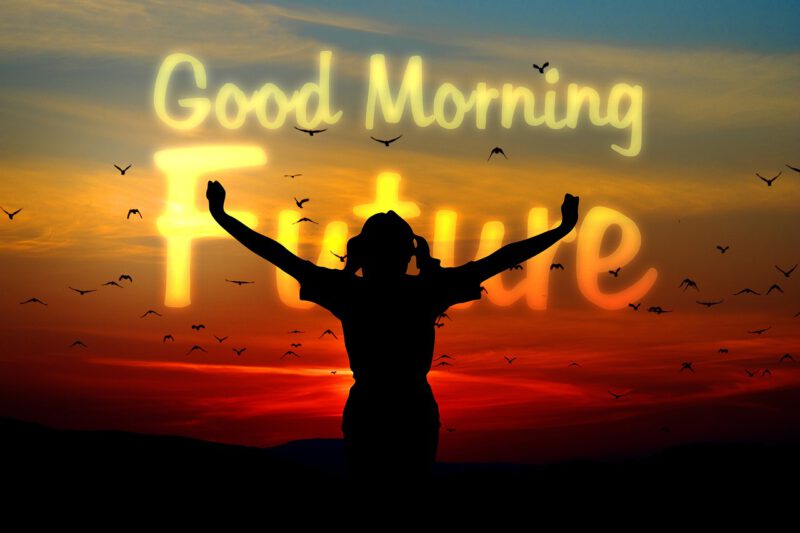Mädchen streckt die Arme freudig aus, im Hintergrund ein Sonnenaufgang und der Schriftzug "Good morning future"