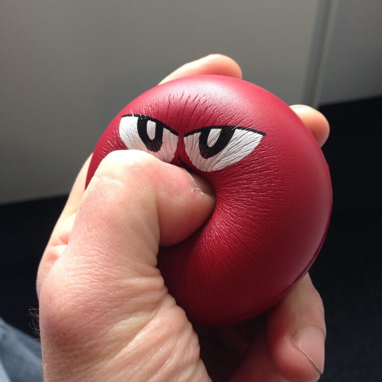 Ein roter Stressball wird zerknautscht